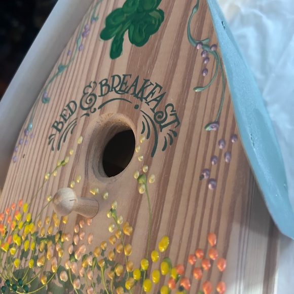 Charming Bed & Breakfast Birdhouse by M&M Designs. - Picture 6 of 7